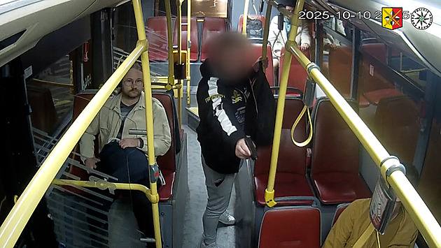 Policie dopadla mladíka, který mířil pistolí na cestující autobusu. Teď hledá svědky