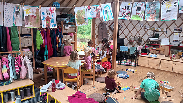 Lesní školku schovali do jurty. Celodenní pobyt v přírodě dětem svědčí