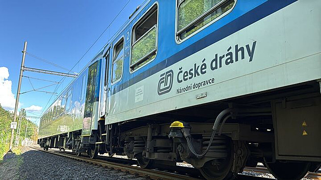 Vlak na jihu Čech projel návěstidlo, cestující uvázli v zastaveném rychlíku