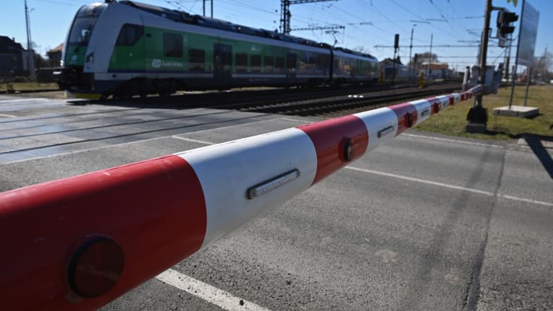 Vykolejený vlak na Příbramsku: Srazil se s nákladním automobilem, na místě zasahuje vrtulník