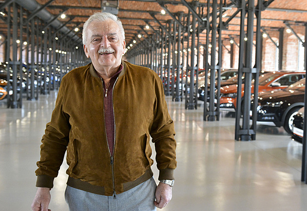 Budovu s duší nejde zbourat, říká podnikatel. Textilku přestavěl pro auta