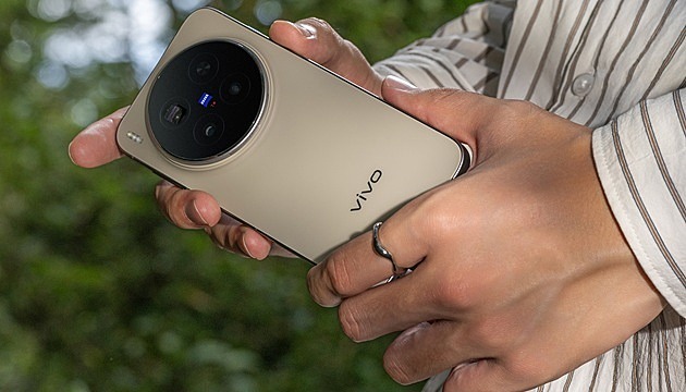 Špičkový fotomobil přichází na český trh s dárky za víc než 16 tisíc