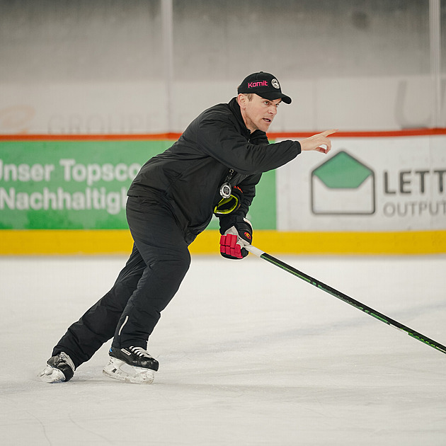 Kluci stáli na modré a já jsem držel sudí v kabině. Rosa o Švýcarsku a snu o NHL