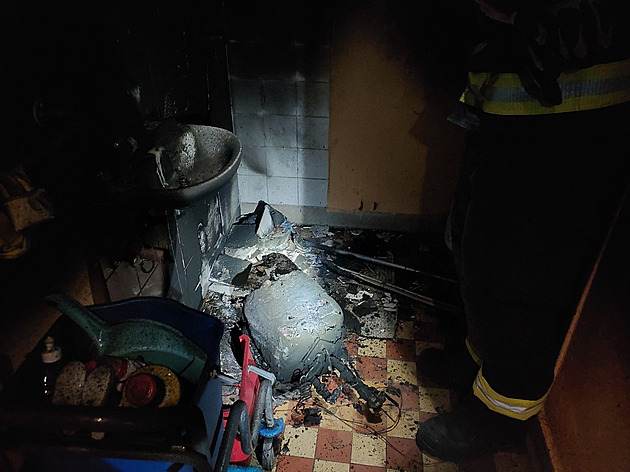 Provoz školy v Pardubicích je omezený kvůli požáru bojleru, saze se dostaly všude