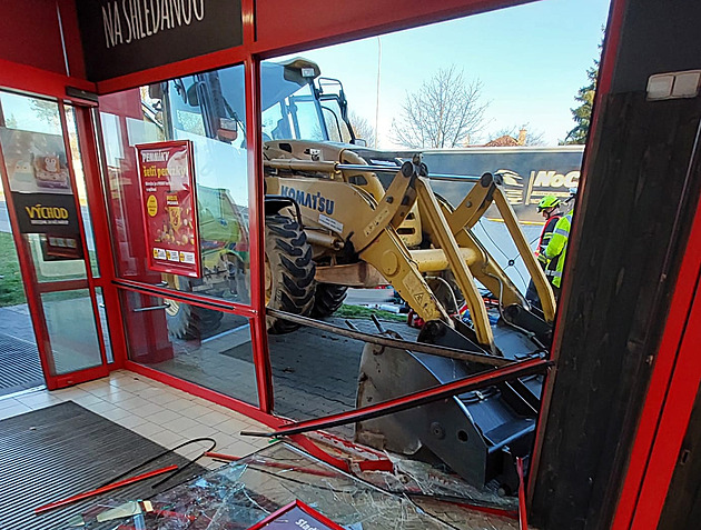 Do vchodu Penny marketu naboural bagr, řidiče patrně postihly zdravotní potíže