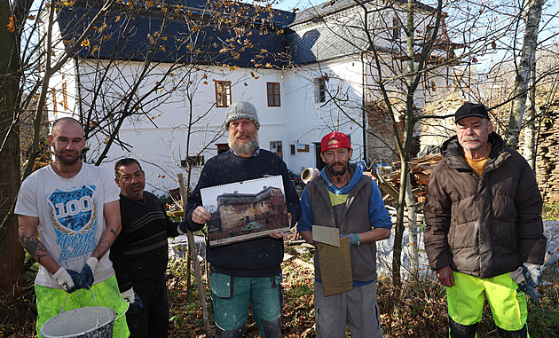 Z ruiny na spadnutí je výstavní památka. Muži z azylového domu opravují rychtu