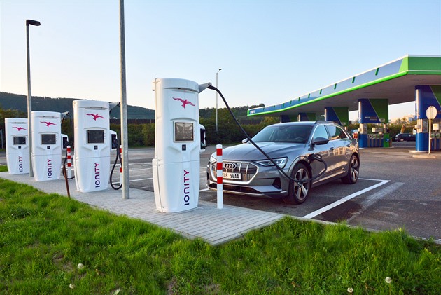 Postačí pár minut. V Praze budou desítky ultrarychlých nabíječek na elektroauta