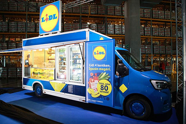 Lidl v Maďarsku testuje pojízdný supermarket. Potraviny vozí hlavně na venkov