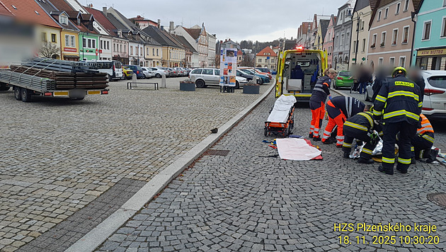 Řidič nákladního auta při couvání srazil chodce, senior je ve vážném stavu