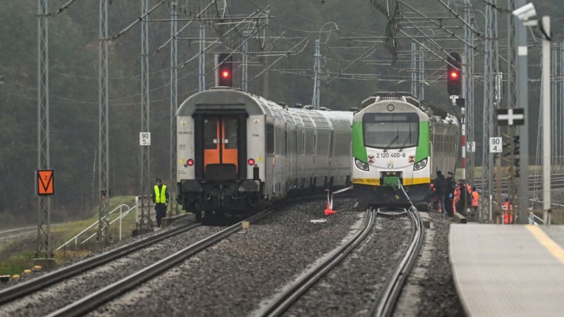 Za výbuchem na polské železnici stáli Ukrajinci, oznámil Tusk. Podle něj spolupracovali s Rusy