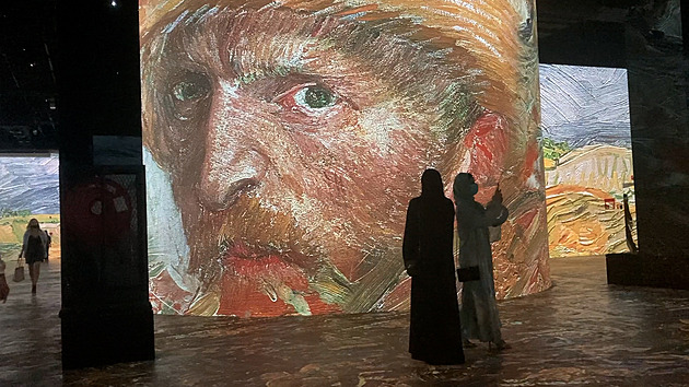 Nejen luxus a mrakodrapy. Dubaj nabízí umění i gastro zážitky v poušti