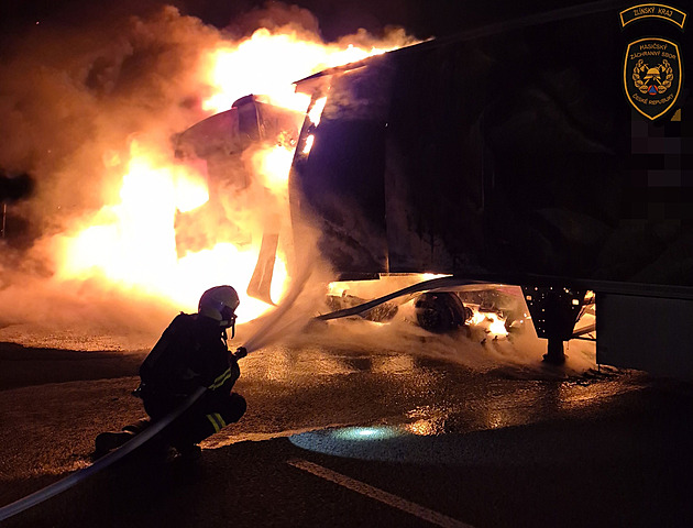 Na dálnici u Otrokovic hořel plně naložený kamion, dálnice byla zavřená