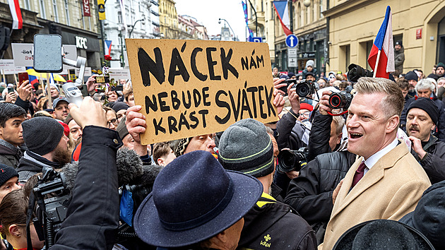 VIDEA TÝDNE: Emotivní oslavy 17. listopadu, srážka vlaků a útok na velvyslance