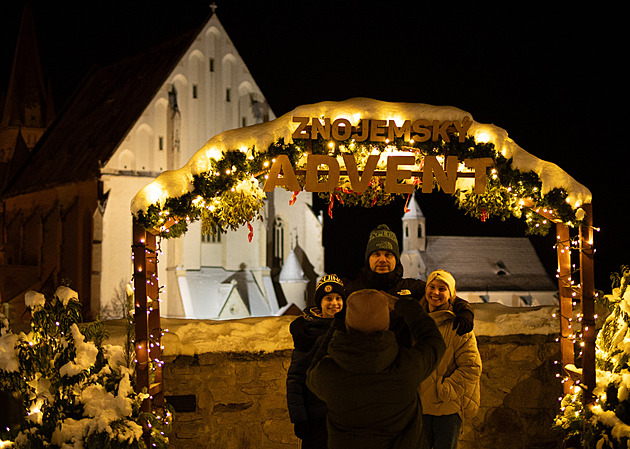 Koňský povoz, vyhlídkové kolo i zimní kino. Na co lákají znojemské vánoční trhy