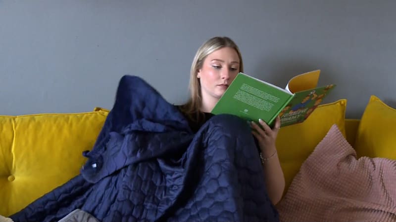 Obejme vás a zbaví nespavosti. Je zátěžová deka jen marketingový hit, nebo opravdu funguje?