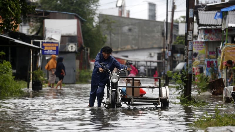 Bleskové povodně a sesuvy půdy na Sumatře. Na místě jsou mrtví, záběry ukazují totální zkázu