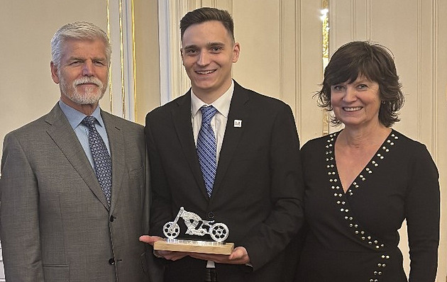 Student vyfrézoval model motorky, na Hradě ho předal nejznámějšímu motorkáři Česka