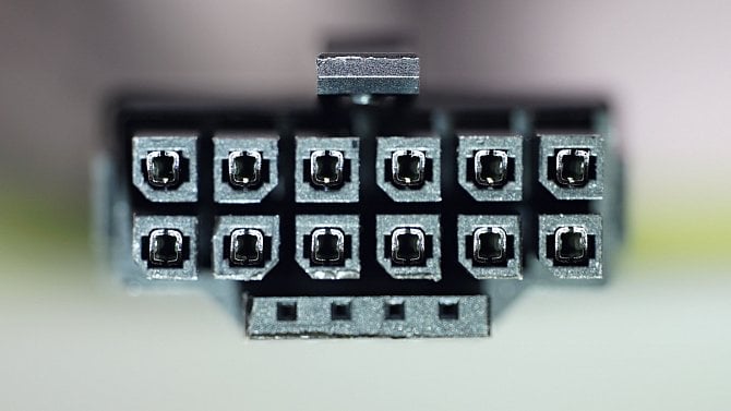 Pozor: Problematické 12+4pinové konektory u grafik se prý samy vysouvají. Spouštěč pálení a hoření kabelů?