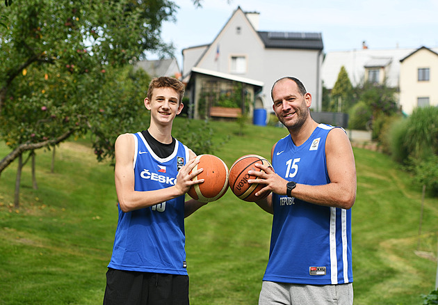 Basketbalové talenty uvízly v Abú Dhabí. Máme se schovat do krytu, mrazí Houšku