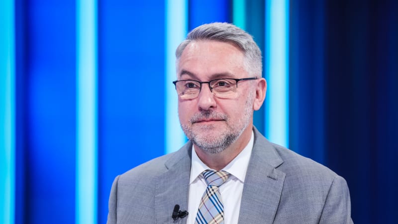 Reakce na Írán? Policistů s dlouhými zbraněmi a ochranou v ulicích přibude, avizoval Metnar