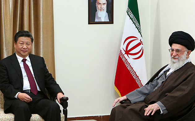 Čína nechala Íránce ve štychu. Třese se o ropu, ale doufá, že USA vykrvácejí