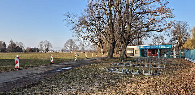 Lepší parkování u koupaliště do začátku léta? Město vyjde na dva a půl milionu