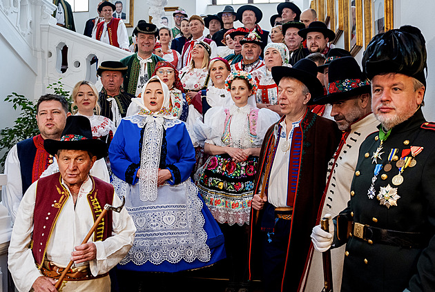 Poslanci dorazili v lidových krojích, pochod v nich se už stává tradicí