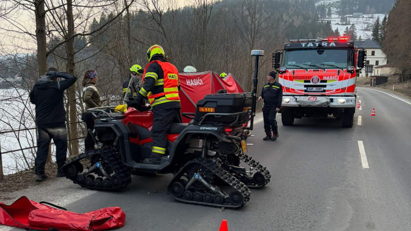 Smutný konec pátrání. Žena našla muže z Trutnovska mrtvého u přehrady, zasahovali i hasiči