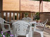 Jak vyčistit bílé plastové židle: Osvědčené triky proti žloutnutí