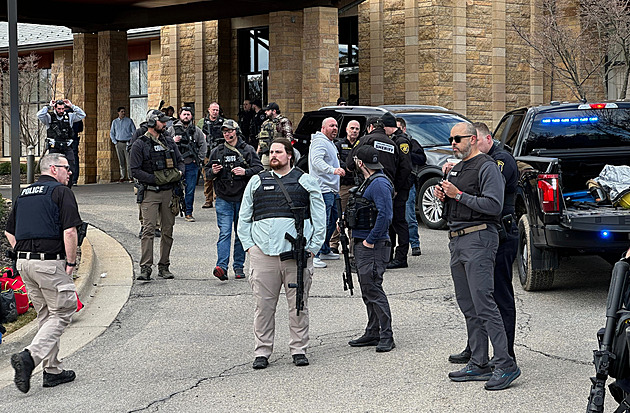 Najel v USA do synagogy náklaďákem, pak vypukla střelba a požár. Zasahuje i FBI