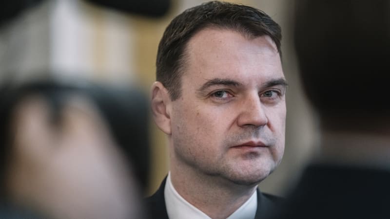 Neustoupíme, vzkazuje Macinka protestujícím. Jde o vizitku vlády, oponuje opozice