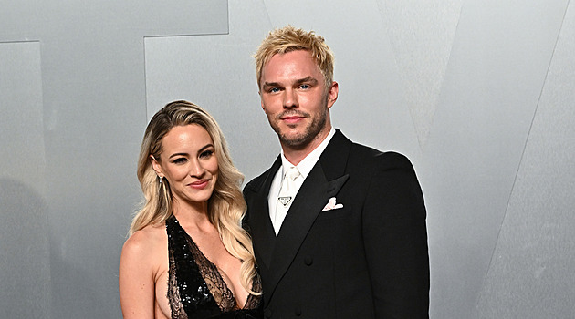 Playmate kritizovali za velká prsa. Manželka herce Houlta si to nenechala líbit