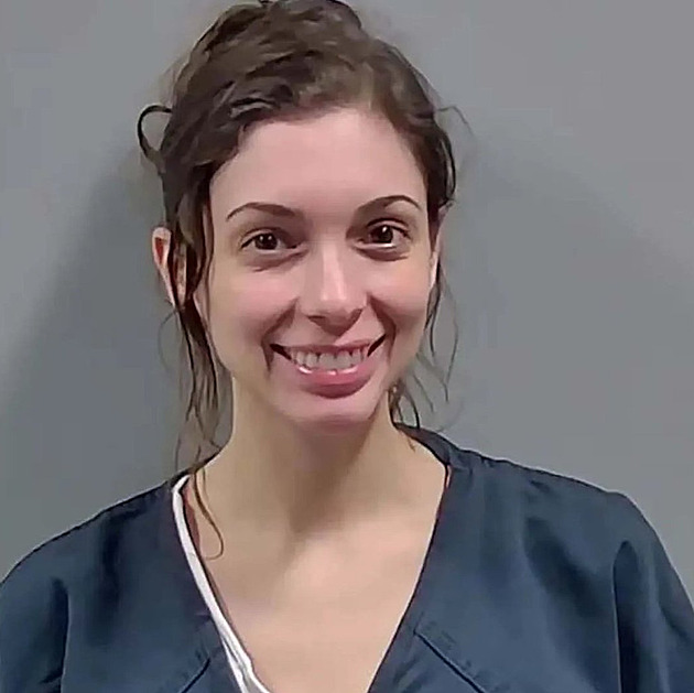 Na Floridě zadrželi ženu močící na nábytek v Airbnb. Točila si to pro Onlyfans