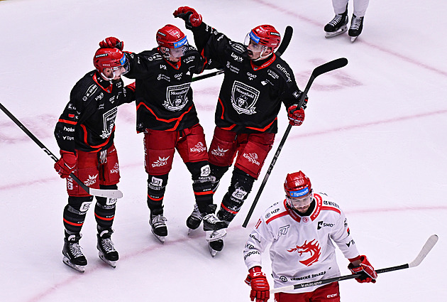 ONLINE: Liberec přehrává Vary. Třinec ztrácí s Hradcem, utkání je přerušeno