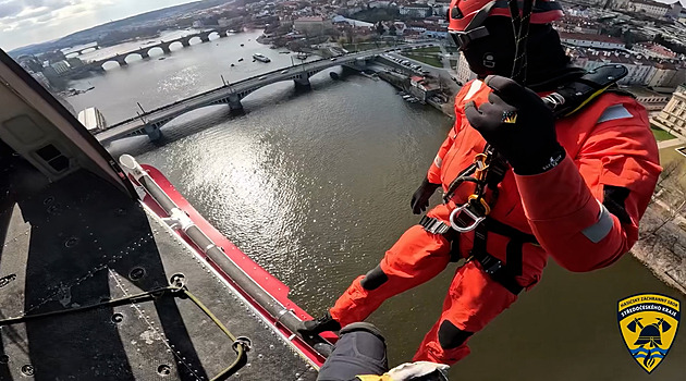 VIDEO: Záchrana tonoucího pomocí vrtulníku. Hasiči ukázali záběry z paluby