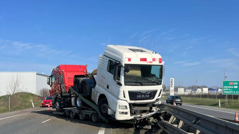 Havárie kamionu na D8: Prorazil svodidla, z tahače spadl náklad. Tvoří se kolony