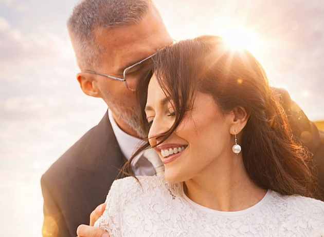 Měním status na „Šťastně vdaná“, oznámila Lucie Bílá. Svatbu měsíc tajila