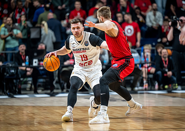 Basket ONLINE: Nymburk bojuje v bouřlivé kulise, do závěru s Rytasem si nese vedení