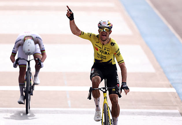 Dokázal to! Van Aert prolomil smůlu a po sprintu s Pogačarem vítězí na Roubaix