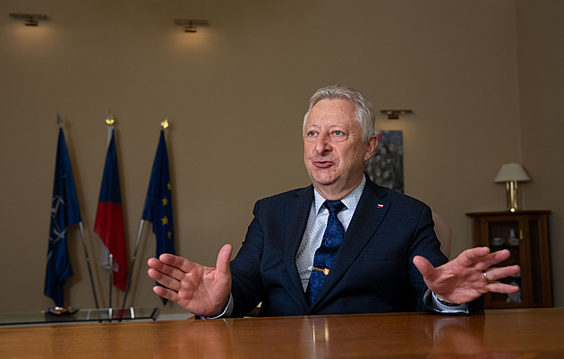 Návrat totality, roubík pro prezidenta Pavla. Opozice neprosadila jednání o Zůnovi