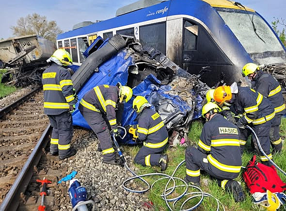 Vlak Leo Express se na Slovensku střetl s kamionem. Jeden mrtvý, dvacet zraněných