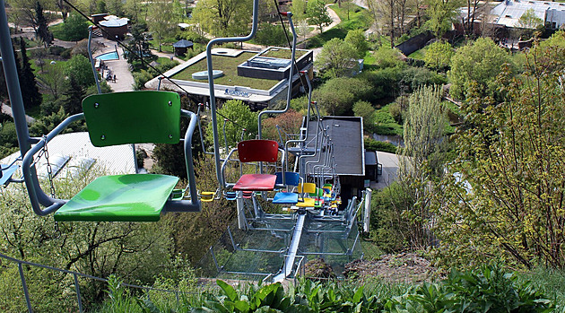 Muž v pražské zoo spadl z lanovky ve čtyřmetrové výšce, má lehká poranění