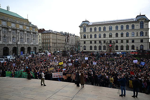 Protesty studentů ONLINE: Na podporu médií odešli z výuky. Nedáme je, vzkazují