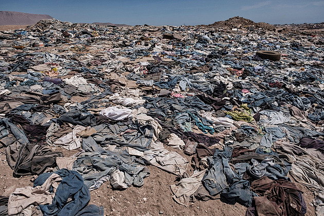 Desítky tisíc tun textilu končí v poušti Atacama. Chile zoufale hledá řešení