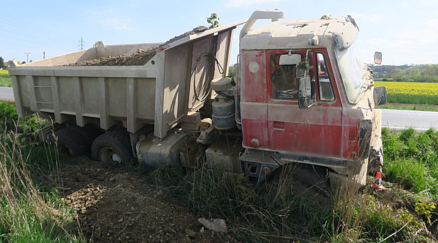 Pod naloženou tatrou se utrhla krajnice, pak ještě porazila strom