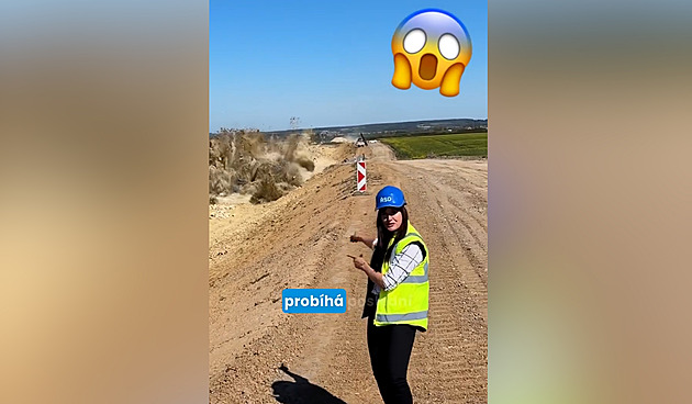 Na stavbě dálnice odstřelili poslední kus skály, mluvčí se na videu odvázala