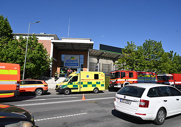 Ve zlínském obchodním centru unikla neznámá látka, policie evakuovala 150 lidí