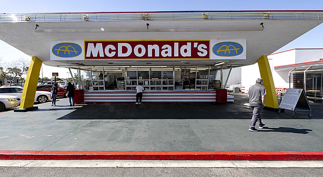 V poušti, letadle i sídle prezidenta. Pobočky McDonald's umějí překvapit