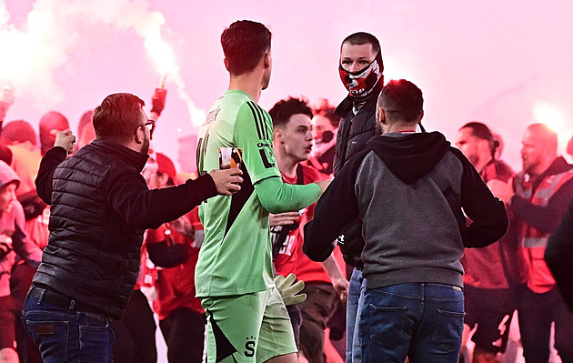 Ministr Šťastný nemohl po derby usnout, chce se šéfem FAČR mluvit o bezpečnosti