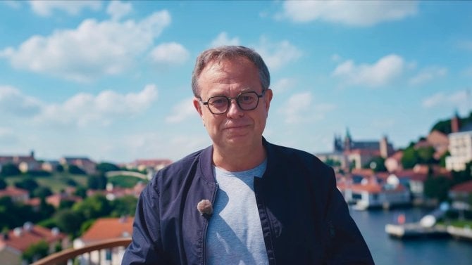 Václav Moravec se vrací s novým pořadem. Nad jeho plány ale visí konkurenční doložka České televize